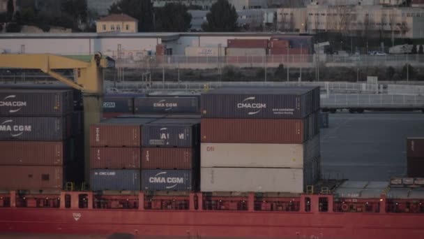 Контейнерный порт с грузовым судном в Марселе, Франция — стоковое видео