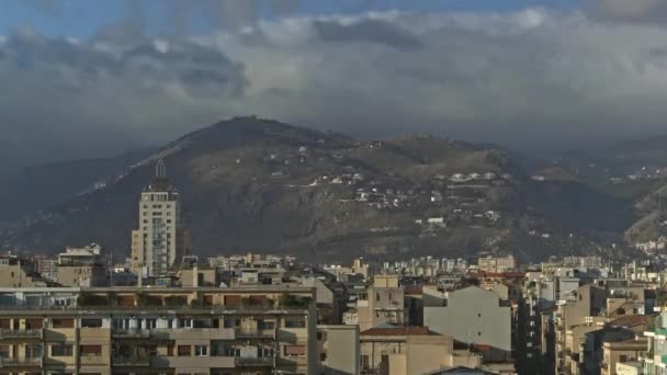 Timelapse av moln över Palermo, Italien. Stads-plats med gröna kullar — Stockvideo