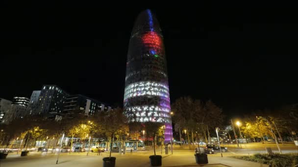 График Барселоны с подсветкой Торре Агбар ночью, Испания — стоковое видео