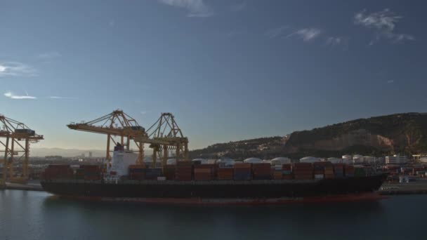 Сроки загрузки грузового судна с контейнерами в промышленном порту, Испания — стоковое видео