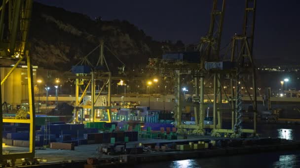 Timelapse del tráfico de contenedores en el puerto industrial por la noche, España — Vídeos de Stock