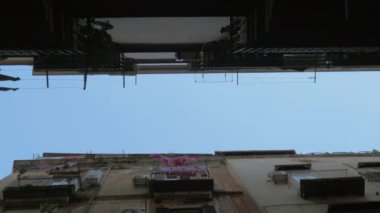 Gökyüzü ve çarşaflı evler dışarıda, alt görünümde. Napoli, İtalya