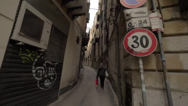 Walking through the alleyway with old houses in Palermo, Italy — Stock Video