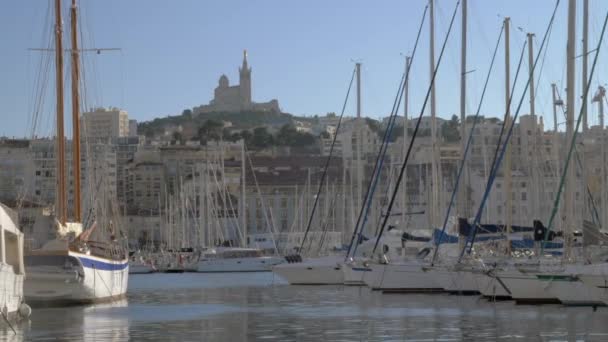 Gamla hamnen i Marseille och Notre-Dame de La Garde, Frankrike — Stockvideo