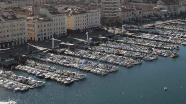 Причаливание лодки в порту Марселя, Франция — стоковое видео