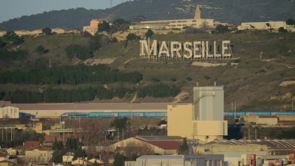 Marsella vista con el nombre de la ciudad en colinas verdes, Francia — Vídeos de Stock