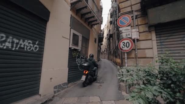 Мотоцикл в переулке Палермо, Италия — стоковое видео