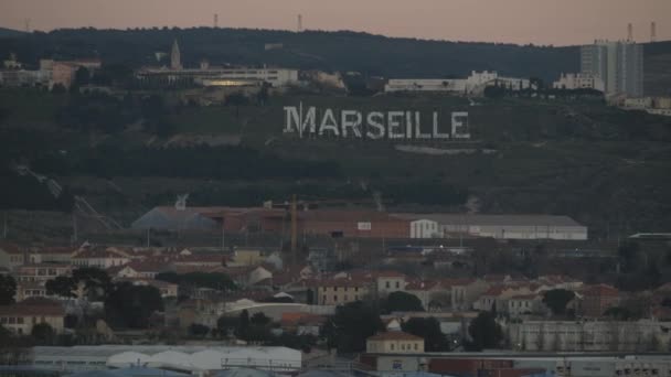 Marseille Cityscape en teken op groene heuvels, Frankrijk — Stockvideo