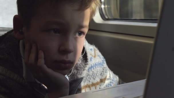 Un niño en un tren — Vídeo de stock