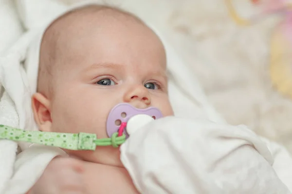 Ett porträtt av en pojke med en baby dummy — Stockfoto