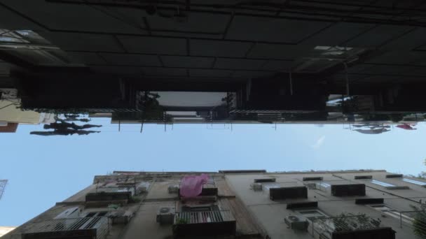 En botten bild av en smal gata — Stockvideo