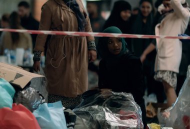 Kopenhag'da yardım toplama noktasında Suriyeli kadın mülteci