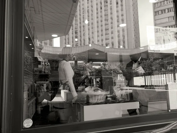 Cafe window with city reflection in black and white, Paris — Stock Photo, Image