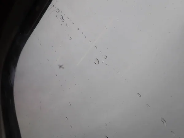Janela de carro com estrias de chuva — Fotografia de Stock