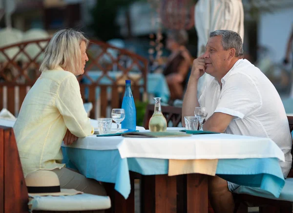 Kärleksfulla äldre par som har middag i utomhuskaféet — Stockfoto