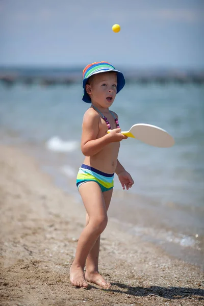 Un chico juguetón en la playa. Diversión en vacaciones de verano —  Fotos de Stock