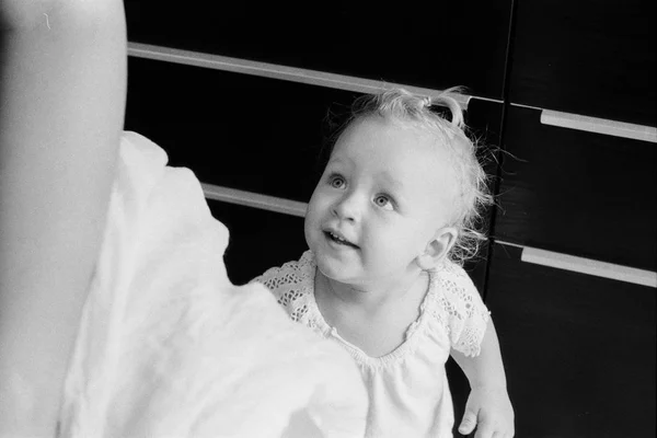 Accueil portrait de bébé fille en noir et blanc — Photo