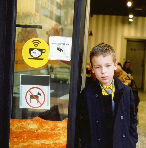 Kafenin kapısında okul çocuğu — Stok fotoğraf