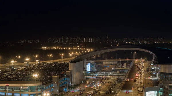 Zajęty ruch samochodowy w nocy oświetlone miasto — Zdjęcie stockowe