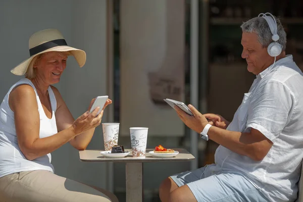 Gadgets take all their time — Stock Photo, Image