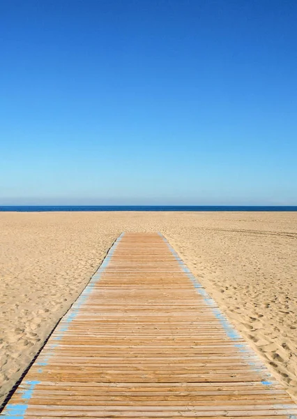 Empty beach and wooden path — Stock Photo, Image