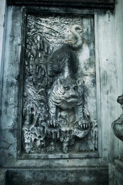 Bajorrelieve de tigre en el Templo de la Literatura en Hanoi, Vietnam — Foto de Stock