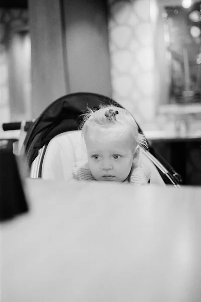 Bebé niña en cochecito viendo dibujos animados en el teléfono celular — Foto de Stock