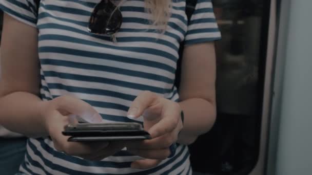 スマートフォンで手を取る女性 — ストック動画