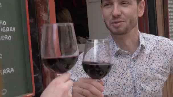 En nypa vin med en fästman — Stockvideo