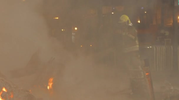 Ein Feuerwehrmann löscht den Brand — Stockvideo