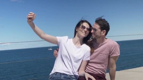 Selfie contra el océano — Vídeo de stock