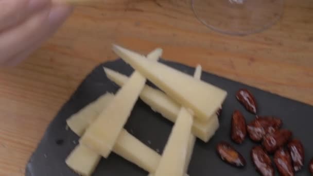 Mujer bebiendo vino con queso en la cafetería al aire libre — Vídeo de stock