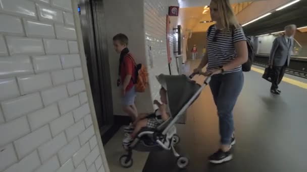 Familia con ascensor en la estación de metro — Vídeos de Stock