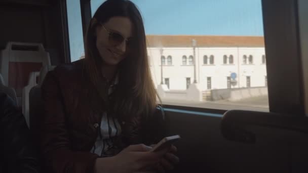 Автобусна поїздка з використанням мобільного телефону — стокове відео