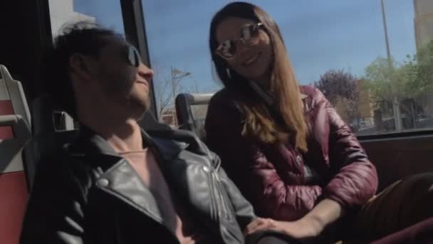 若いカップルがバスに乗っている — ストック動画