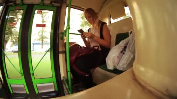 Timelapse van de vrouw met mobiel in de bus — Stockvideo