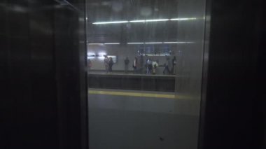 Metro asansöründe yukarı çıkıyor
