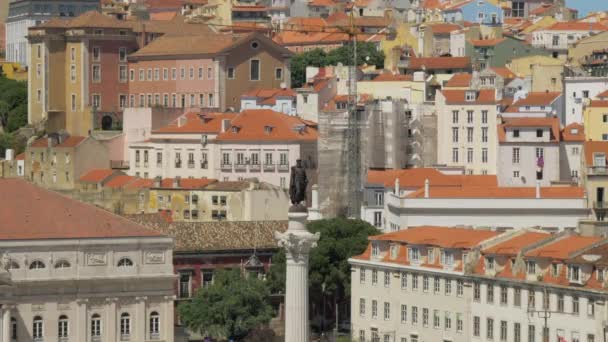 Lissabon Cityscape met huizen en D. Pedro IV standbeeld, Portugal — Stockvideo