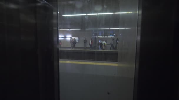 Metro asansöründe yukarı çıkıyor — Stok video