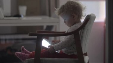 Evde tablet bilgisayarda çizgi film izleyen toddler kız