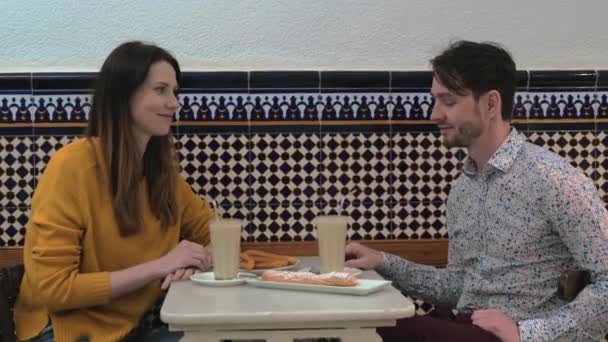 Pareja probando horchata en la cafetería de Valencia — Vídeos de Stock