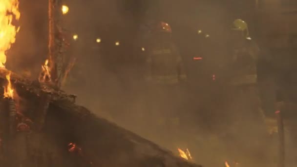 Tűzoltók harci tüzet vízzel — Stock videók