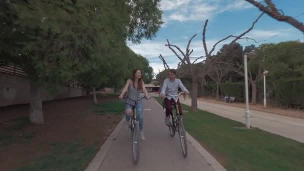 Jóvenes activos que pasan tiempo en bicicletas — Vídeo de stock