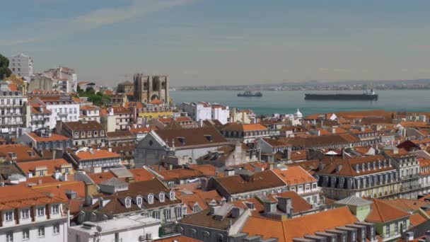 Stadsbilden av med Lisbon arkitektur och floden, Portugal — Stockvideo