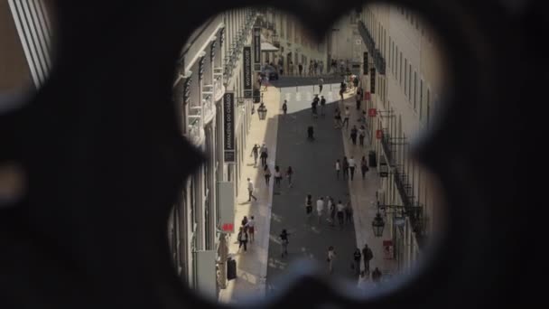 Observando a Rua do Carmo do miradouro de Santa Justa Lift, Lisboa — Vídeo de Stock