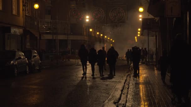 Pessoas na rua de Valência depois de La Crema durante as Fallas, Espanha — Vídeo de Stock