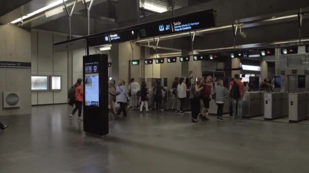 Personas caminando a través de torniquetes en el metro de Lisboa, Portugal — Vídeos de Stock