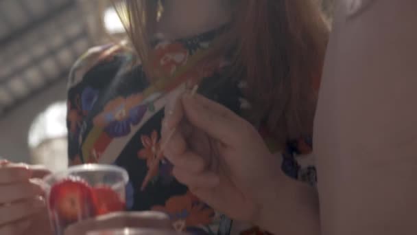 外出先で健康的でさわやかなフルーツサラダ — ストック動画