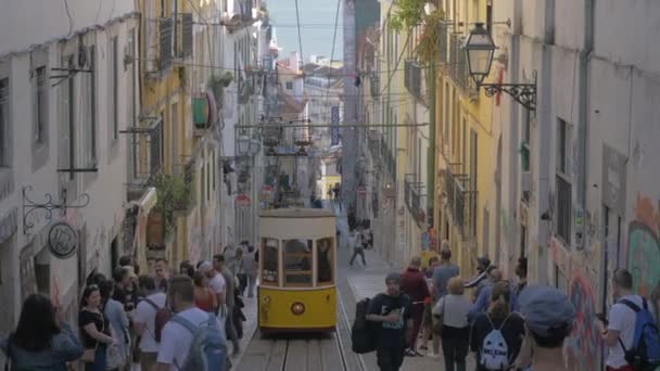 Retro spårvagn i Lissabon Street, Portugal — Stockvideo