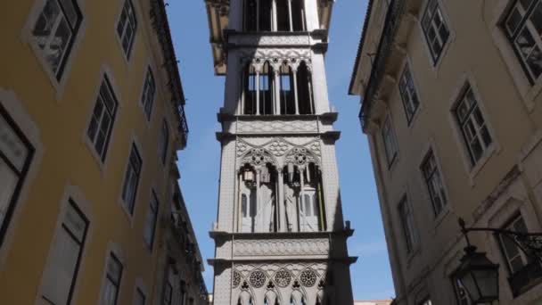 Régi Santa Justa lift megfigyelő fedélzetre Lisszabonban, Portugáliában — Stock videók